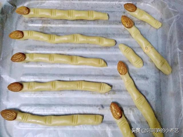 万圣节到了，胖胖的女巫手指饼干，好吃又有趣，和孩子一起过节