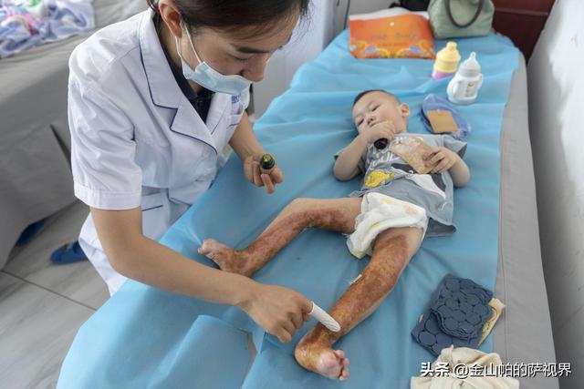 湖北咸宁：“咣当”一声学步车撞向茶几，一壶开水引发宝宝悲剧