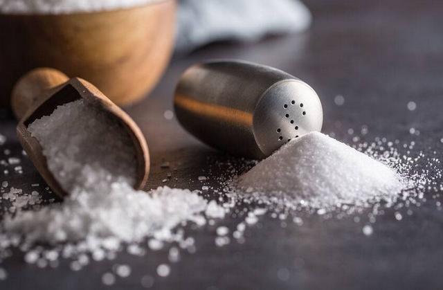 糖尿病是因吃盐导致的？不瞒你说，糖友吃多了盐，3个危害少不了