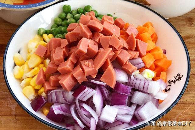 隔夜剩米飯千萬別倒，這樣炒實在香，飯粒金黃，口感彈牙，超好吃 美食頻道 第4张