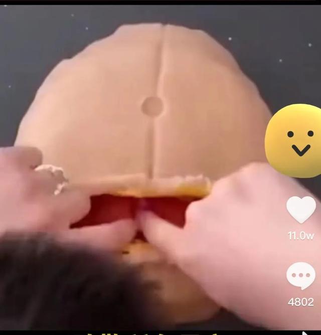 儿子四岁生日，妈妈用橡皮泥模拟剖腹产，网友直呼“太硬核”