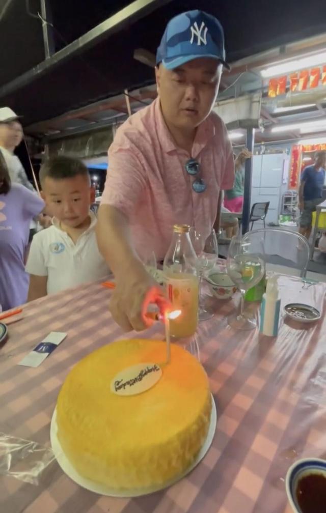 这位45岁的林子聪大排档以低调的方式庆祝她的生日。场景很简单，只有一个蛋糕很悲伤。
(图2)