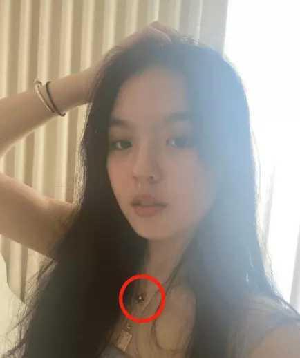 李咏19岁女儿凌晨晒自拍照：皮肤白皙小蛮腰吸睛，带13万名牌手表