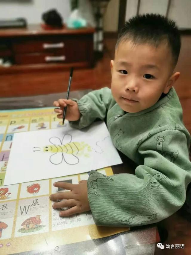 让美育走进家庭教育之小脚丫拓印画