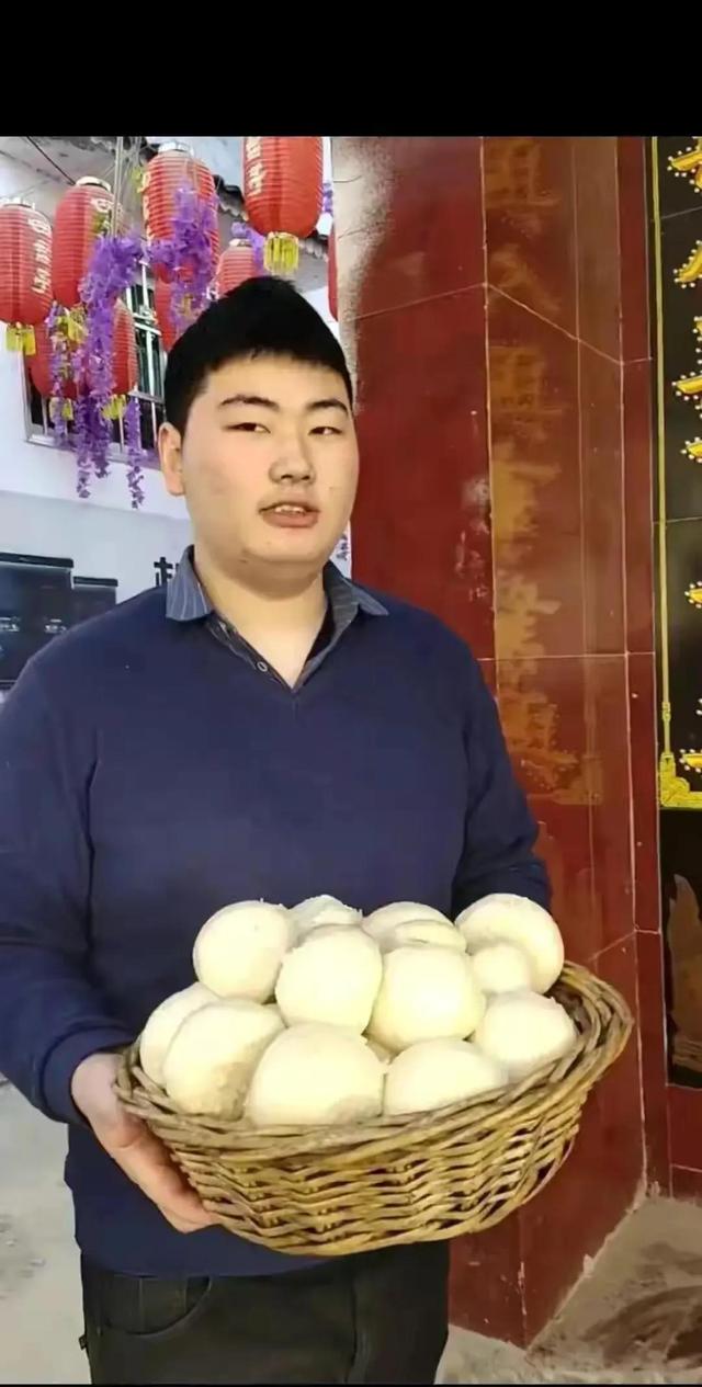 大衣哥儿子成熟起来了，在家里做点日常事