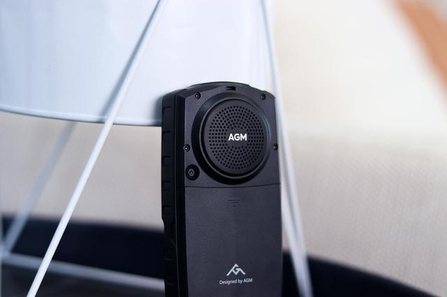 功能機？還能聊微信刷抖音！不怕摔不怕水的AGM M7有點猛