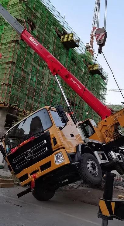 刚从厂家买的新三一吊车结果四节大臂全部怼毁