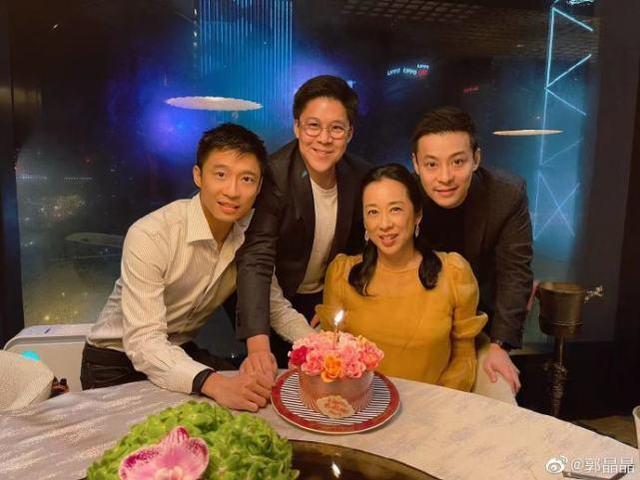 霍启刚夫妇甜蜜约会共赏音乐会，挽手秀恩爱，郭晶晶穿搭温婉优雅