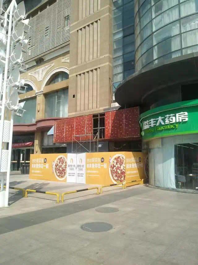 江苏一门店广告牌内惊现女尸，现场照片曝光，死者的朋友透露细节