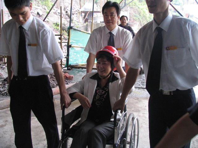 重庆女鞋工，因创业断过7次腿，却打造出2张城市名片，为啥这么牛