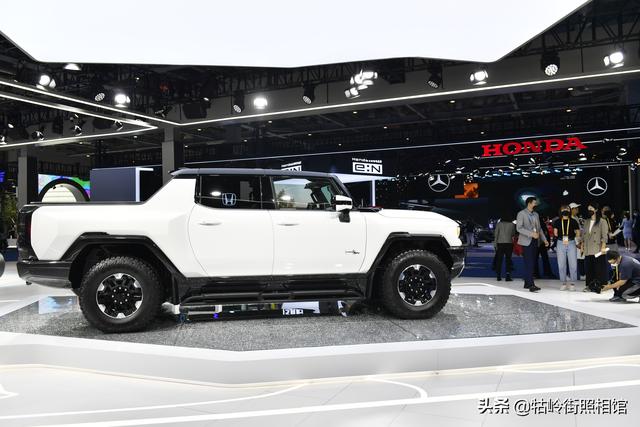 探访第四届进博会汽车馆 新能源成主流 畅想未来出行