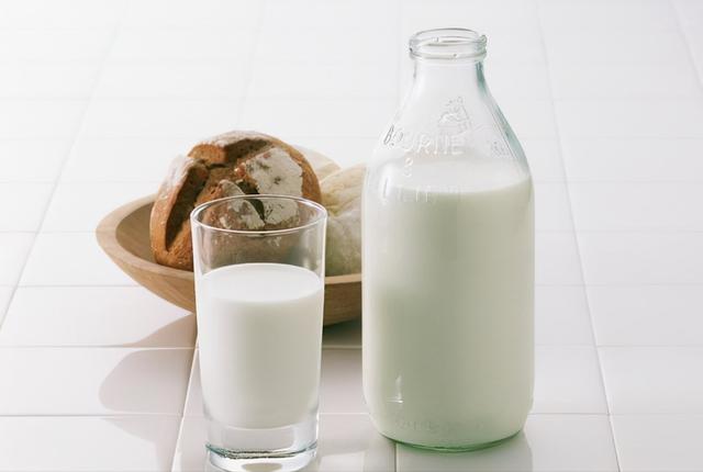 孩子喝牛奶，选“盒装”还是“袋装”？这些区别宝妈要早点了解