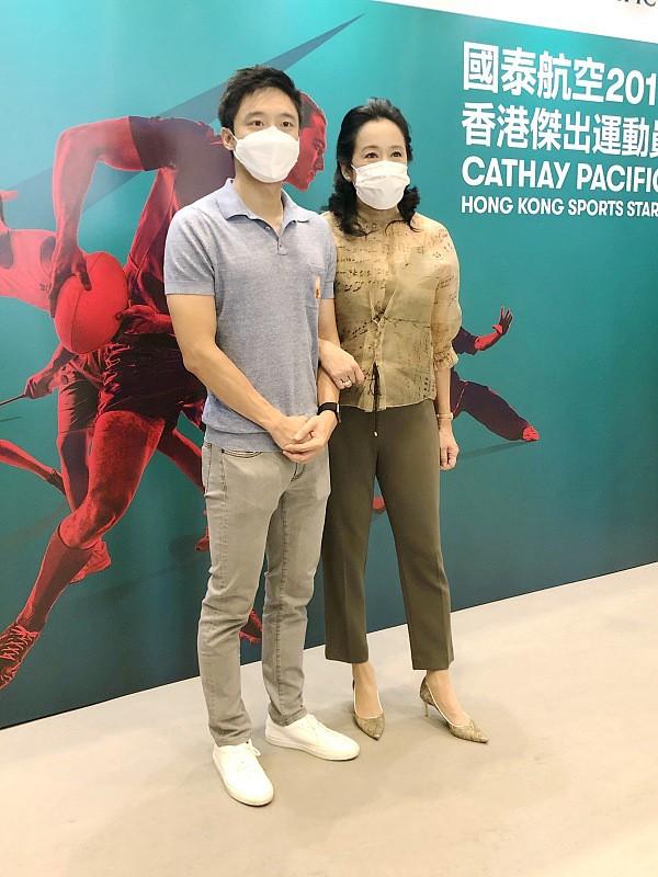 朱玲玲带着儿媳郭晶晶出门，穿得简单但很年轻，不愧是港姐冠军