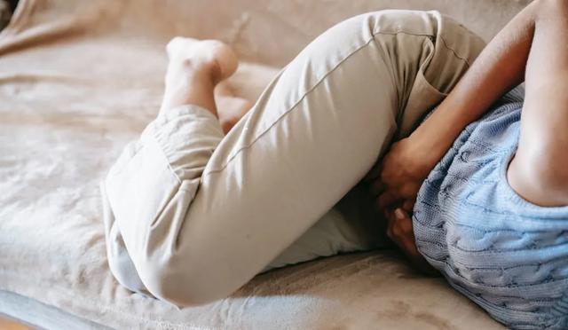 女儿面对老师的批评“麻木不仁”，她却很开心：孩子终于变了