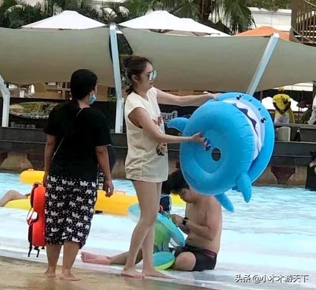 澳门偶遇安以轩一家，夫妻相爱低调，女儿五官精致像妈妈