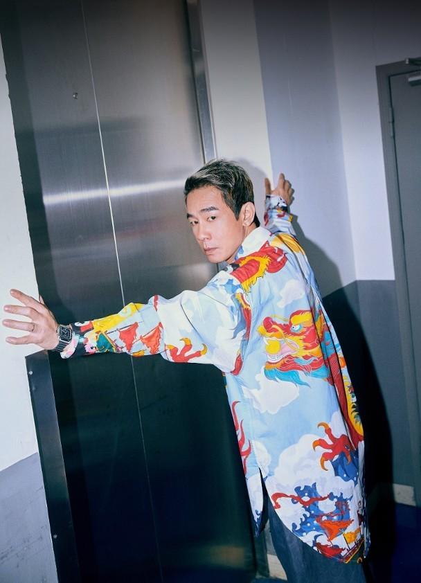 勇夺亚洲全能艺人大奖！52岁人气男神：更加激励自己要努力