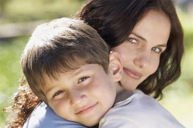 秋冬季节，与其把孩子“圈养”在家中，不如多晒太阳多补维生素
