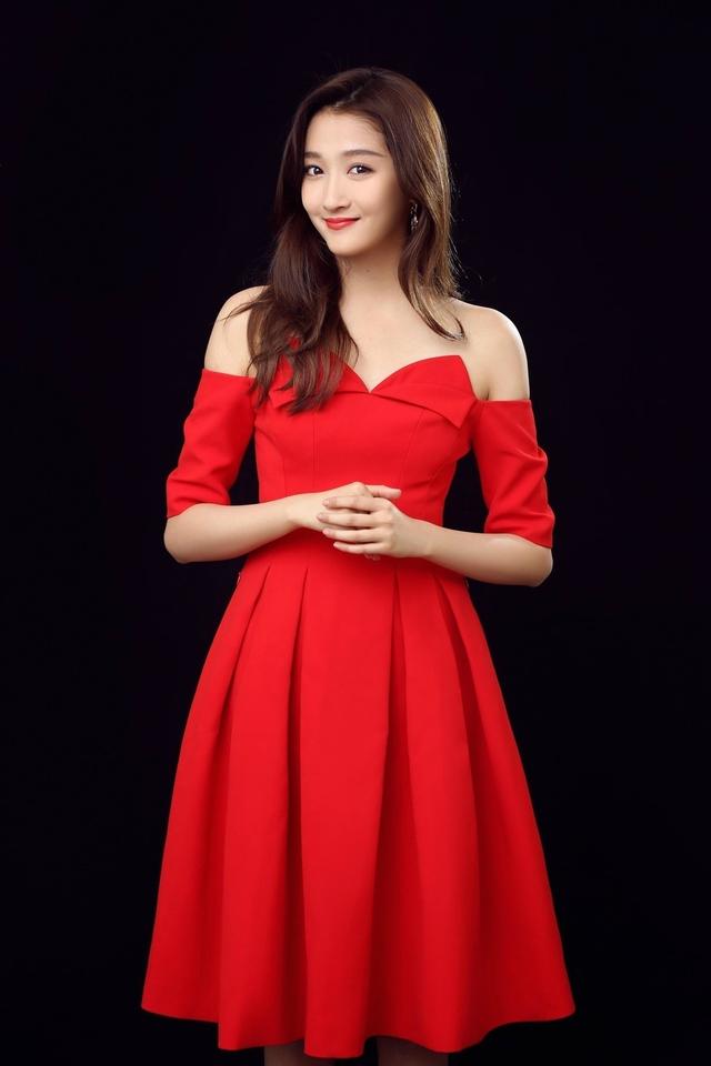 关晓彤真厉害,大红色露肩裙穿得这么有少女感,网友:鹿晗有眼光  第1张