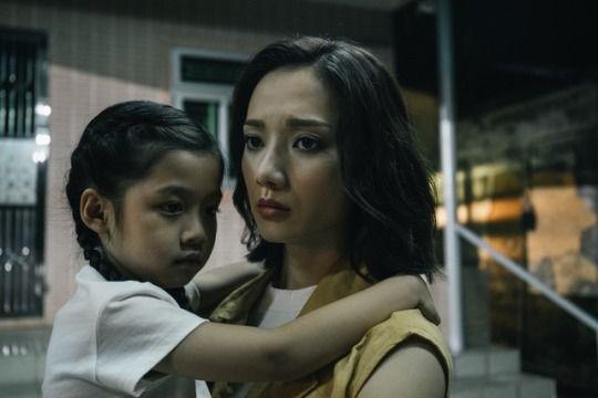 TVB视帝新剧中与两小花旦对戏，正牌女友扮下属全程“监督”