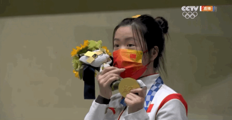 杨倩人气骤降，奇装异服暴露本质，真是有奶不好好喝，非得嘬