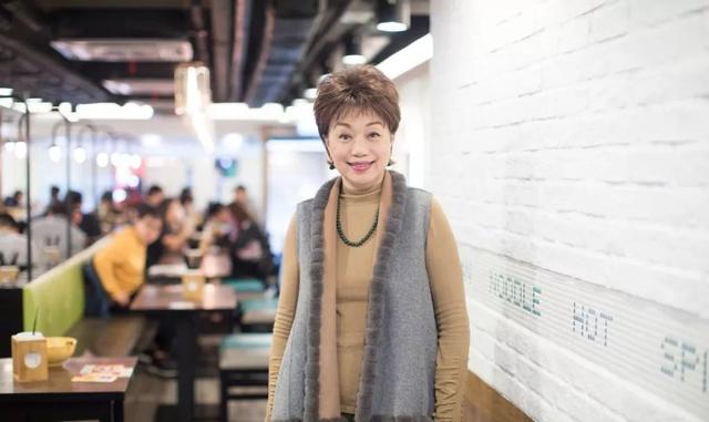 69岁TVB&ldquo;御用妈妈&rdquo;曾息影转做地产 至今单身：不觉得结婚是幸福