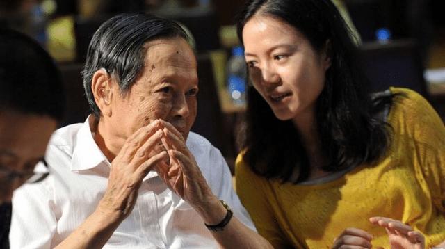 杨振宁百岁华诞，被妻子搀扶出镜，细节透露他很依赖翁帆