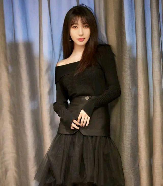 摘要:李菲儿是娱乐圈中知名的女明星,因为前段时间angelababy和黄晓明