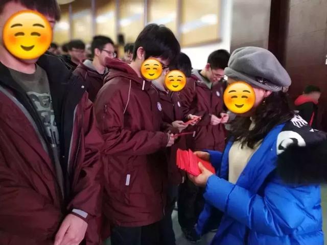 无锡市湖滨中学湖滨中学的校服大面积选用了红色,非常亮眼;无锡市立人