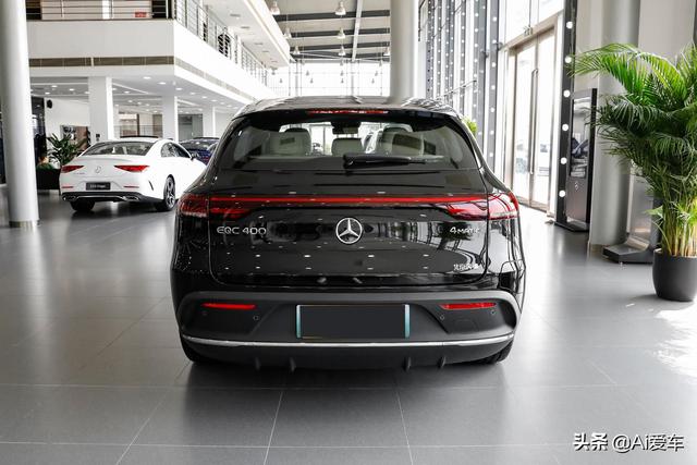奔驰家的纯电中型SUV，跑高速跑城市都轻松省钱，到店实拍奔驰EQC