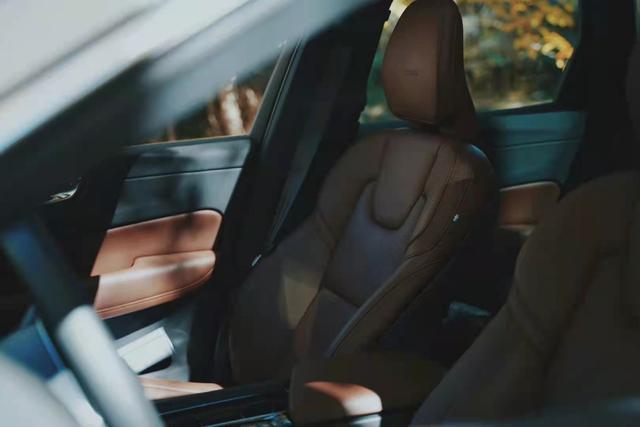 广告文案都开始卷了！沃尔沃XC60和凯迪拉克XT5谁更“有文化”？