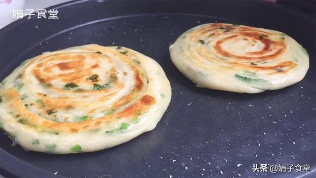葱油饼简单好吃的做法 开水一烫 一拉一卷 外酥里软 劲道层多 美食指南 首富资讯