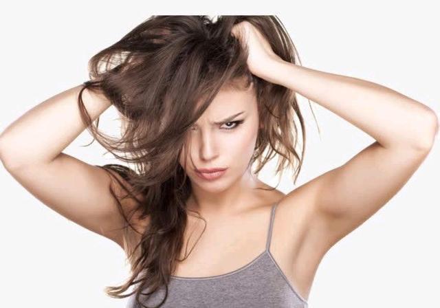 头皮上的“白泥”，是什么？提醒：不要随便用手抠，要听劝