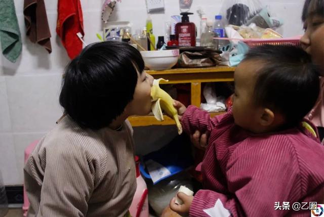 妈妈背着幼女上山干活，一阵电闪雷鸣后孩子脸青紫，噩梦就此开始