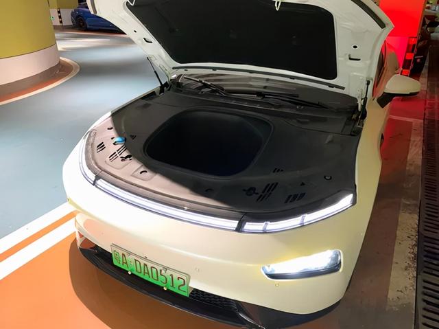 小鹏P7试驾报告：科技、好开、安静从容，这个小鹏有点料