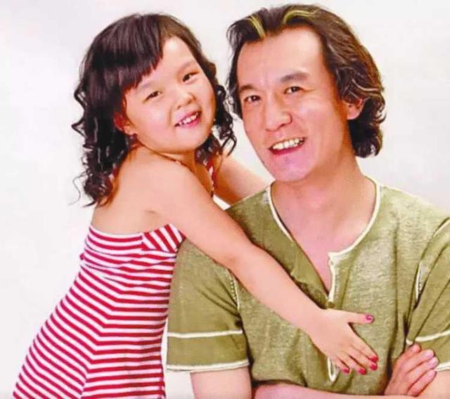 李咏19岁女儿凌晨晒自拍照：皮肤白皙小蛮腰吸睛，带13万名牌手表