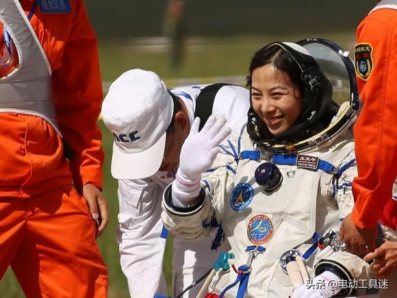 王亚平8年后再出征，5岁女儿送行，打破返回地球禁止生孩子的谣言