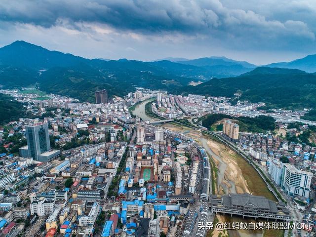 为了解决错峰限电，我国再造7座三峡水电站