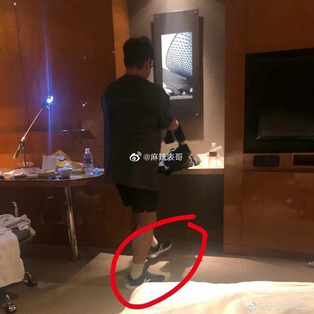 微信聊天记录曝光 前女友承认一切 谭咏麟声明睡23岁嫩粉