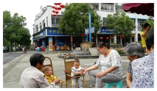 45岁奶奶和45岁妈妈，同样都是带娃，俩孩子差距不是一般的大