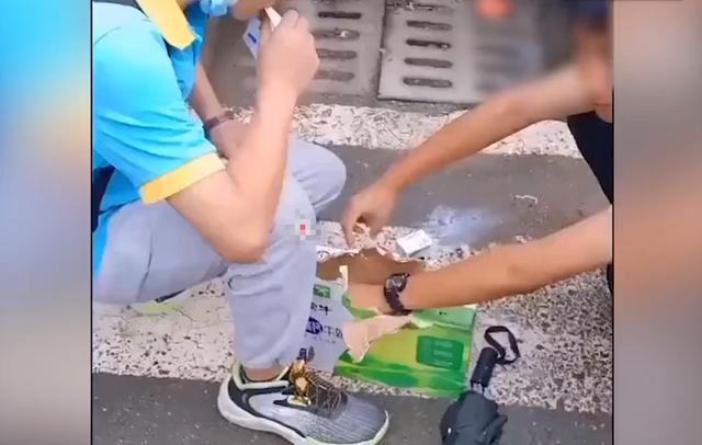 带牛奶入校被保安拦下，四川俩学生蹲校门口喝掉半箱，网友：学校开了小卖部吧？