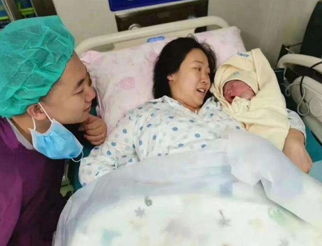 “踩生”并非迷信说法？第一个抱孩子的人，确实很关键