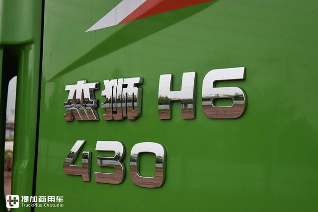拉砂石料自卸车