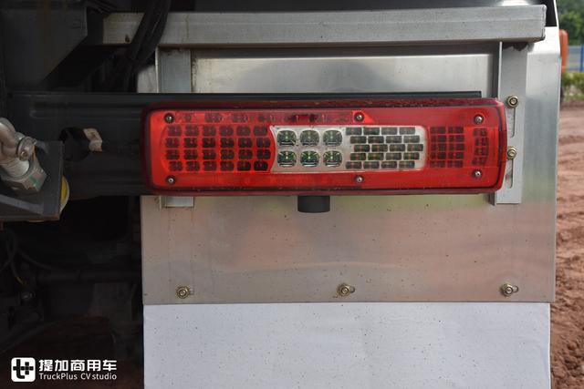 拉砂石料自卸车