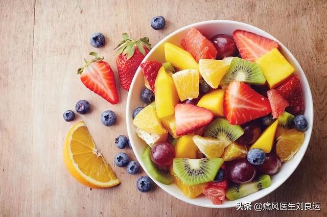 水果不会让尿酸提高，痛风患者能够不限量地吃？大夫给您五点提出