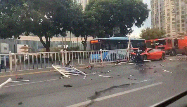 厦门今早一法拉利撞护栏！刚刚，警方通报来了