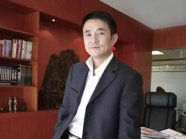王永红：负债700亿，却套现61亿携女明星出逃，父亲去世都不回来