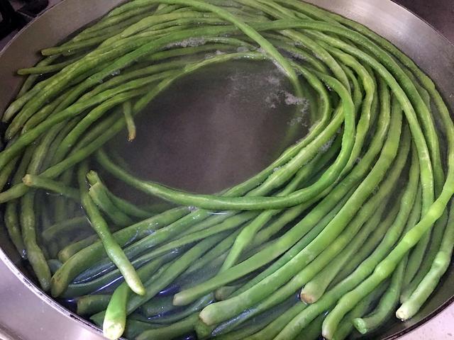 夏天吃不完的豆角，奶奶教我这样保存，一年不变质，冬天炖肉很香