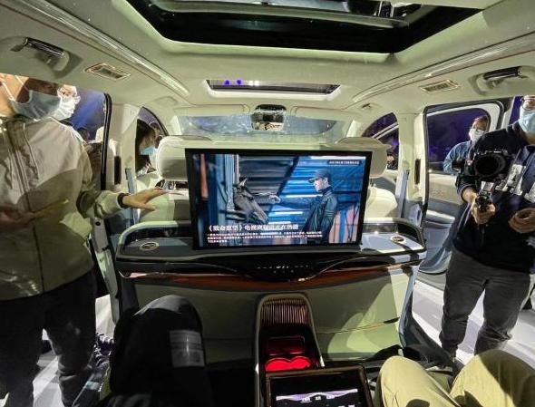 空气悬架+电动四驱，岚图MPV四座版不输埃尔法？