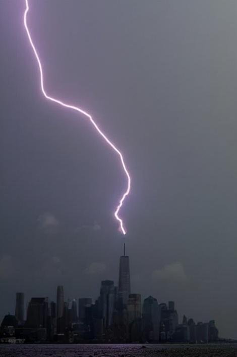 紐約世貿中心遭雷劈 颶風來襲烏雲壓城 數道閃電擊中塔頂 Kks資訊網