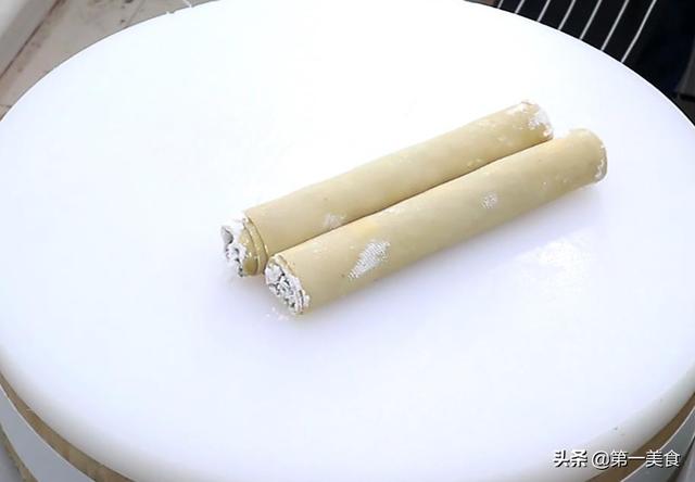 春卷這樣做超簡單，幾張豆腐皮一卷一炸，鮮香可口，零食都解決瞭